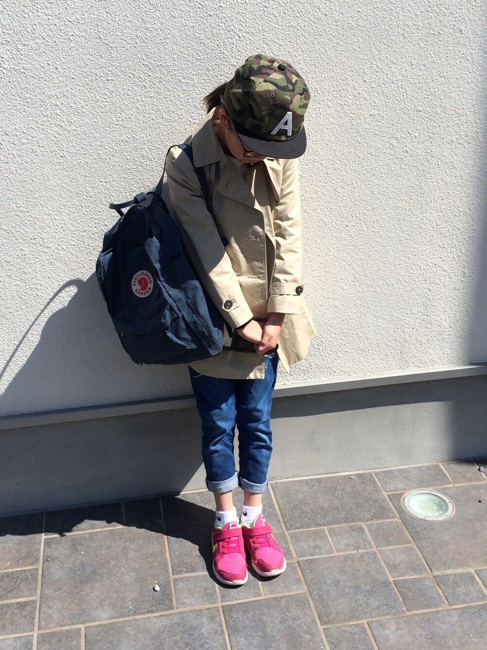 「kids、キッズコーデ、キッズ、女の子、キャップ、トレンチコート、スニーカー、FJALLRAVENKANKEN、めがね、リュック」｜「Grin Buddyのアイテム（キャップ、その他）」を使った、YUNAさん（キッズ・125cm）の秋コーディネートの1枚目の写真