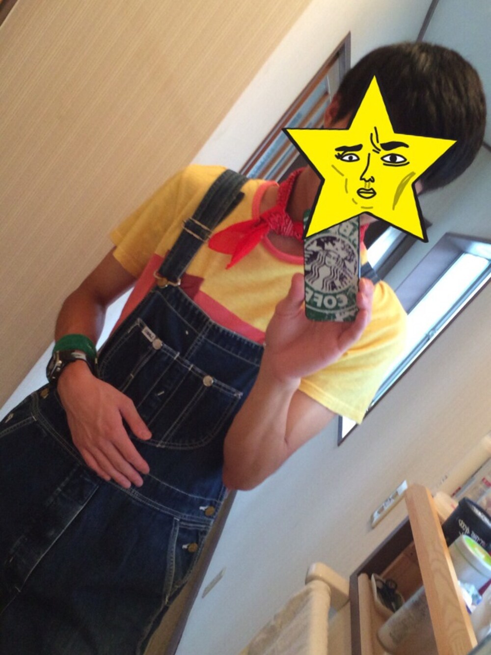 レッド系のTシャツ/カットソー、レッド系のスニーカー、ブルー系のサロペット/オーバーオールを着用したメンズの夏コーディネートの1枚目の写真