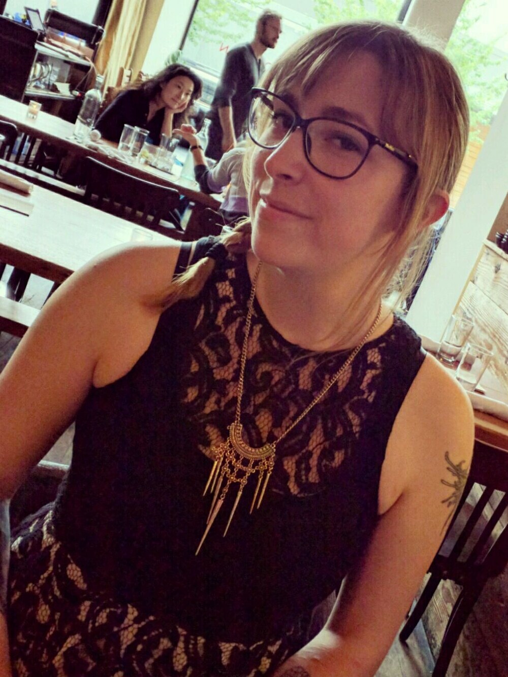 「lace、sheer、fancy、Dinner、USA」｜「H&Mのアイテム（ワンピース、ブラック系）」を使った、Meredith Bayneさん（レディース・168cm）の秋コーディネートの1枚目の写真