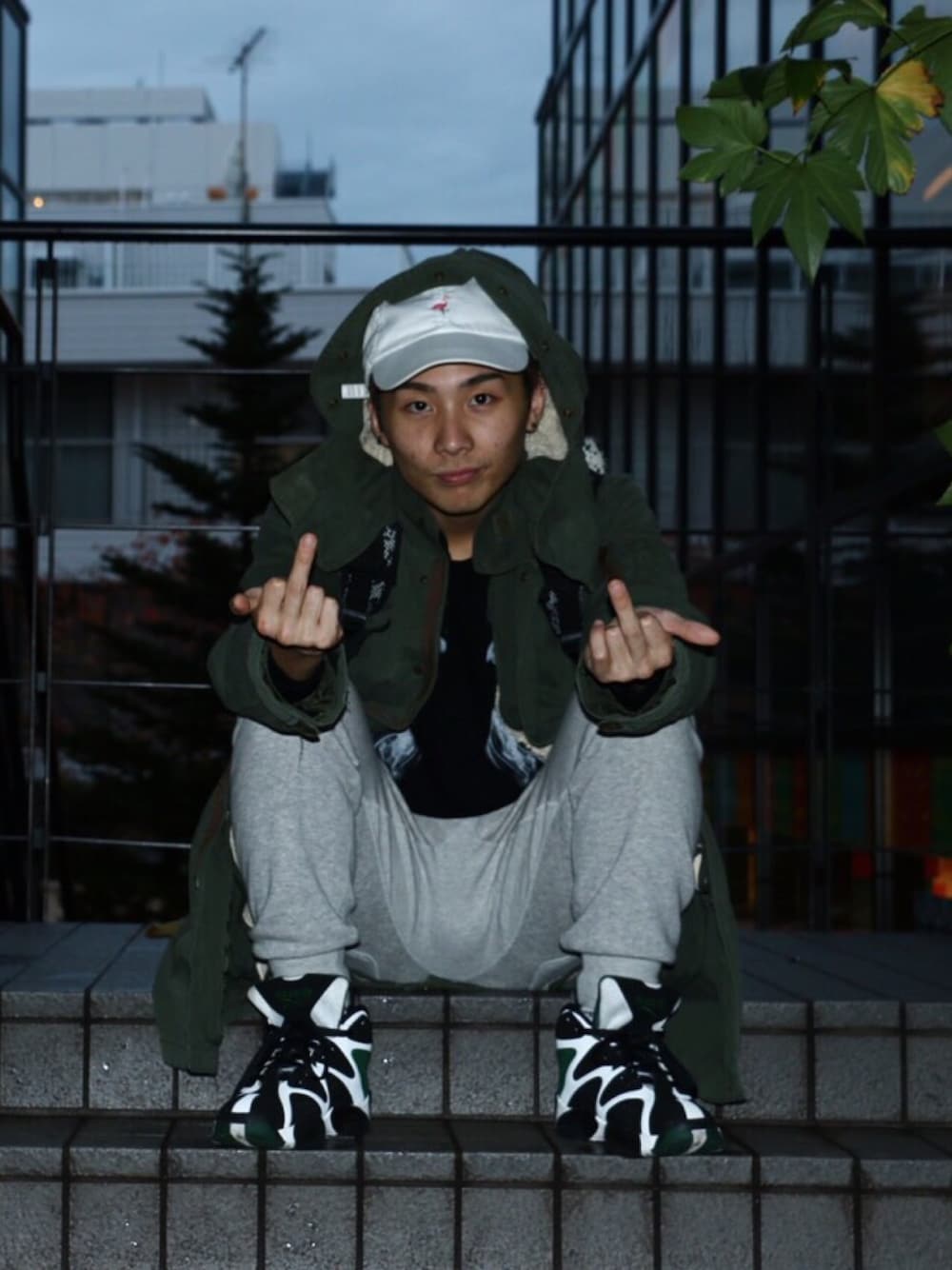 「美容学生、モッズコート、スニーカー、キャップ」｜「Reebokのアイテム（スニーカー、ホワイト系）」を使った、にしむらしょーきさん（メンズ・168cm）の冬コーディネートの1枚目の写真