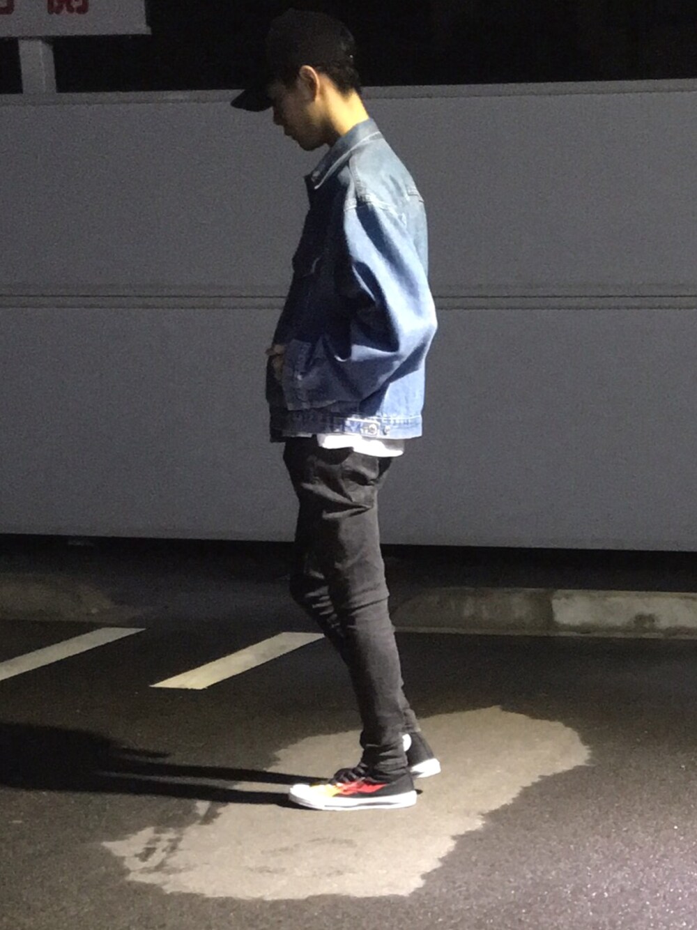 「カジュアルコーデ、黒スキニー、デニム、古着、コンバース、cheap monday、メンズ、ストリート、白Tシャツ、初投稿」｜「CONVERSEのアイテム（スニーカー、ブラック系）」を使った、諒平さん（メンズ・170cm）の秋コーディネートの1枚目の写真