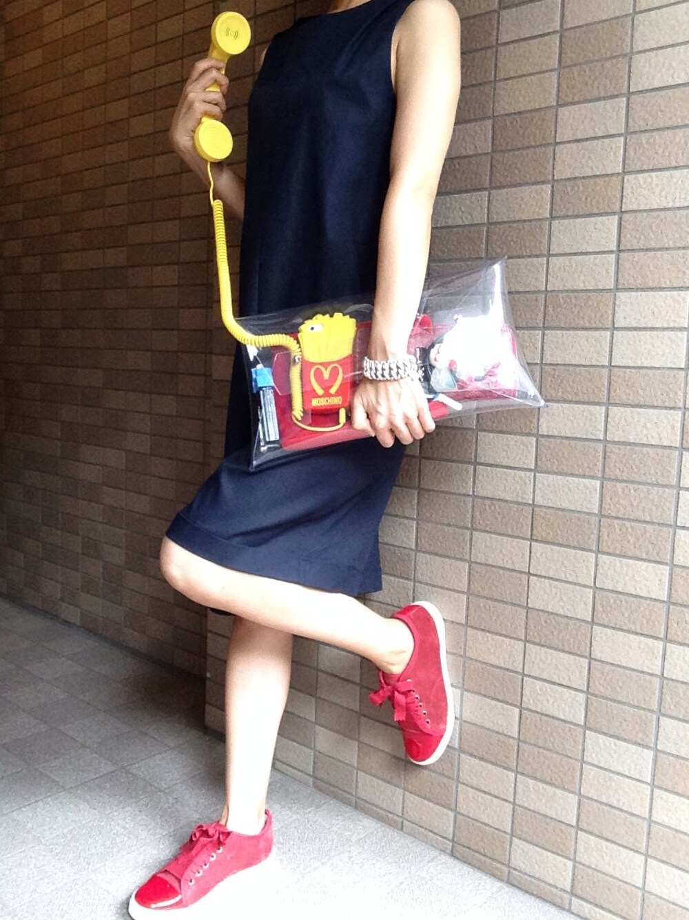 「クリアバッグ、赤スニーカー、MOSCHINO、iPhoneケース」｜「Banner BarrettのFITTY OX AIO（つなぎ/オールインワン、ブルー系）」を使った、おにこ🍙さん（レディース・158cm）の夏コーディネートの1枚目の写真
