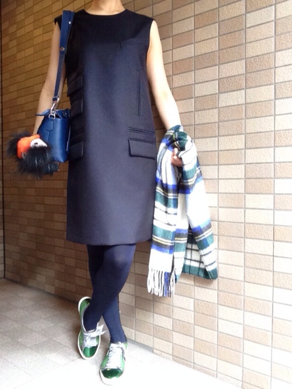 「ワンピース×スニーカー、スポーツミックス、ファー小物、大判ストール」｜「alexanderwangのアイテム（ワンピース、ブルー系）」を使った、おにこ🍙さん（レディース・158cm）の秋コーディネートの1枚目の写真