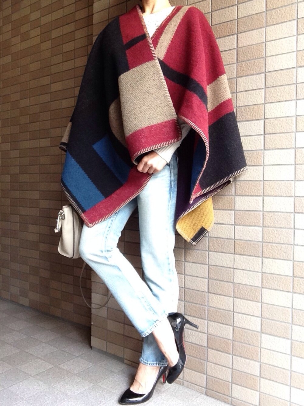 「デニム×ヒール、ポンチョ、大判ストール」｜「Burberry Prorsumのアイテム（ポンチョ、その他）」を使った、おにこ🍙さん（レディース・158cm）の秋コーディネートの1枚目の写真