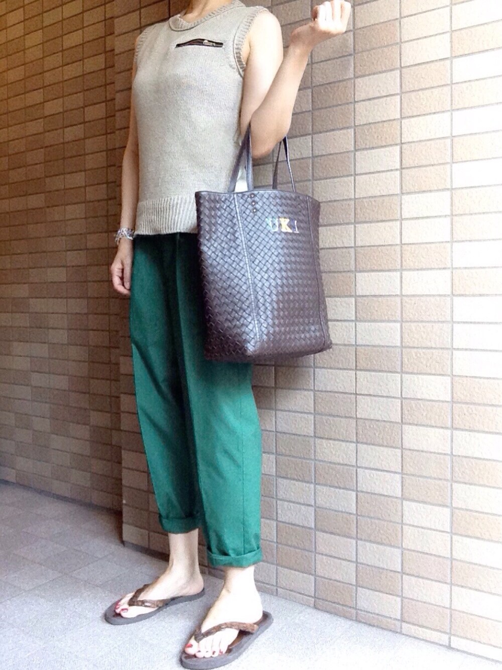 「カラーパンツ、ニットベスト」｜「BOTTEGA VENETAのアイテム（トートバッグ、ブラウン系）」を使った、おにこ🍙さん（レディース・158cm）の春コーディネートの1枚目の写真