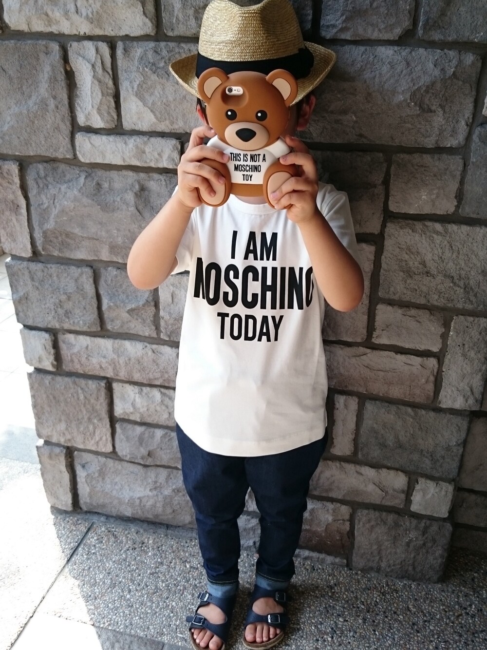「iPhoneケース、ストローハット」｜「MOSCHINOのアイテム（Tシャツ/カットソー、ホワイト系）」を使った、おにこ🍙さん（キッズ・120cm）の春コーディネートの1枚目の写真