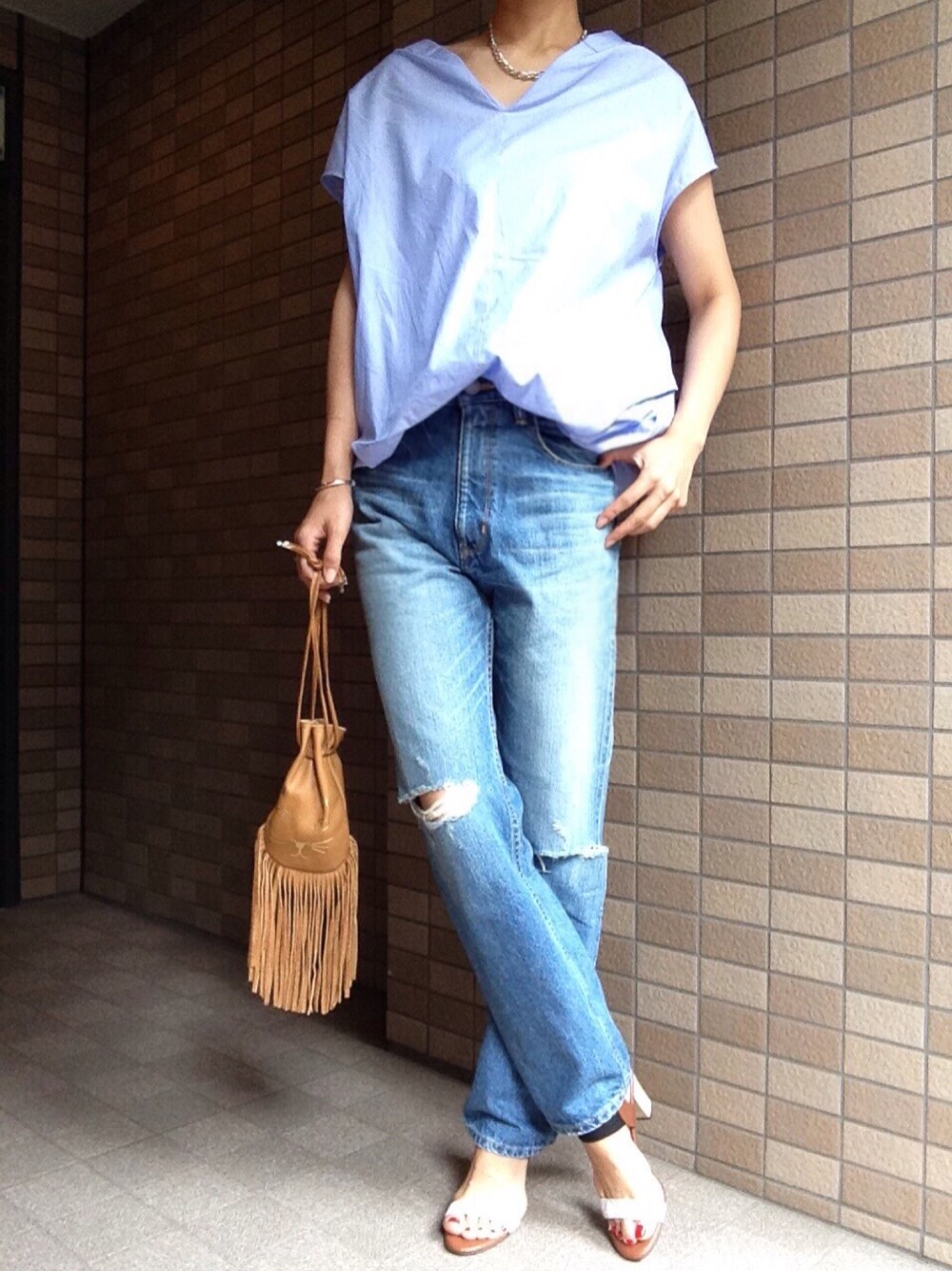 「ウエストイン、オトナカジュアル、シルバーアクセサリー、フリンジ、ママコーデ」｜「BLACK BY MOUSSYのKONA Damage DENIM（デニムパンツ、ブルー系）」を使った、おにこ🍙さん（レディース・158cm）の夏コーディネートの1枚目の写真
