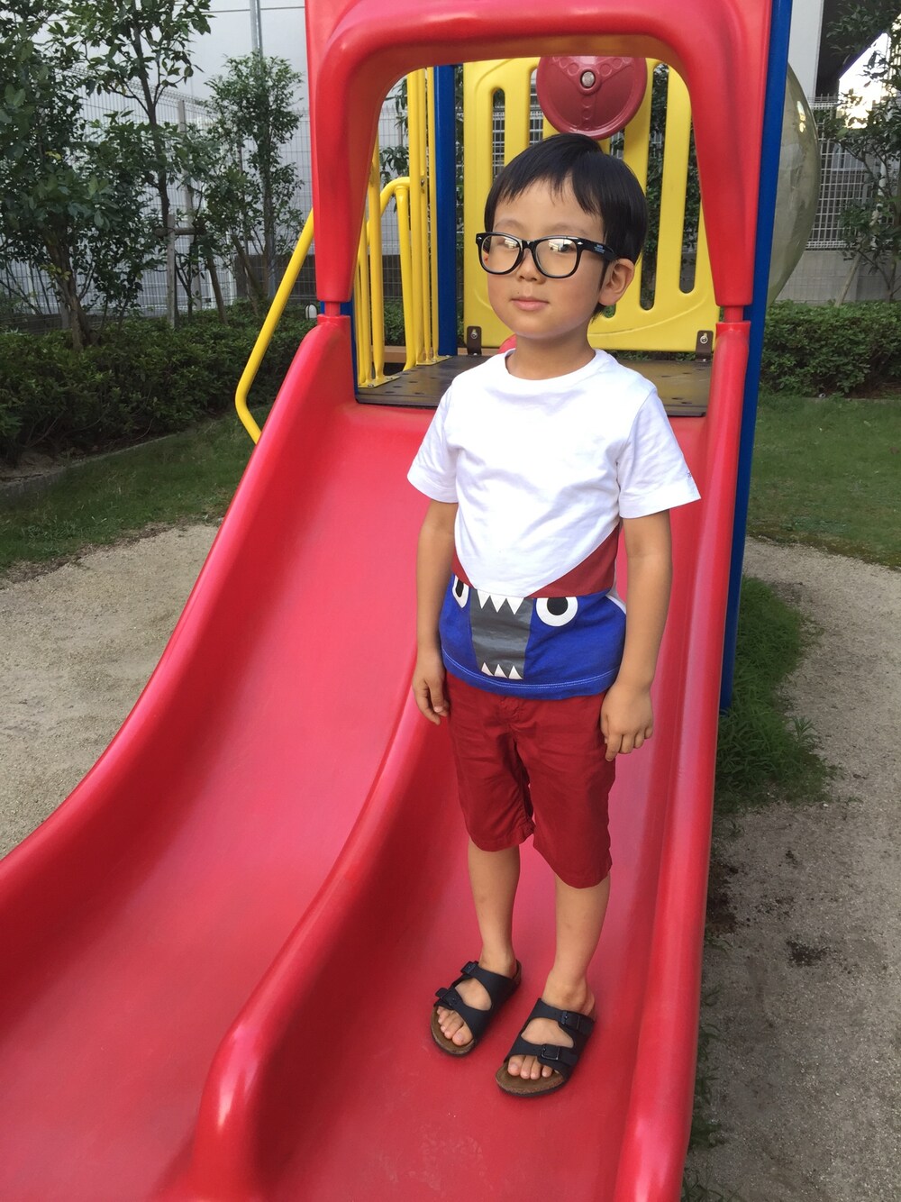 「モンスター、赤パンツ、おとこのこ、夏休み、めがね」｜「FENDIのアイテム（Tシャツ/カットソー、ホワイト系）」を使った、おにこ🍙さん（キッズ・120cm）の夏コーディネートの1枚目の写真