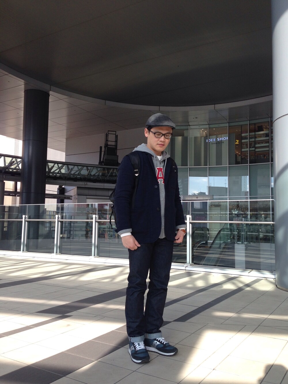 「Japan、shibuya、Suit、mix and match、denim、sweet」｜「GAPのアイテム（テーラードジャケット、ブルー系）」を使った、吳俊修さん（メンズ・170cm）の春コーディネートの1枚目の写真