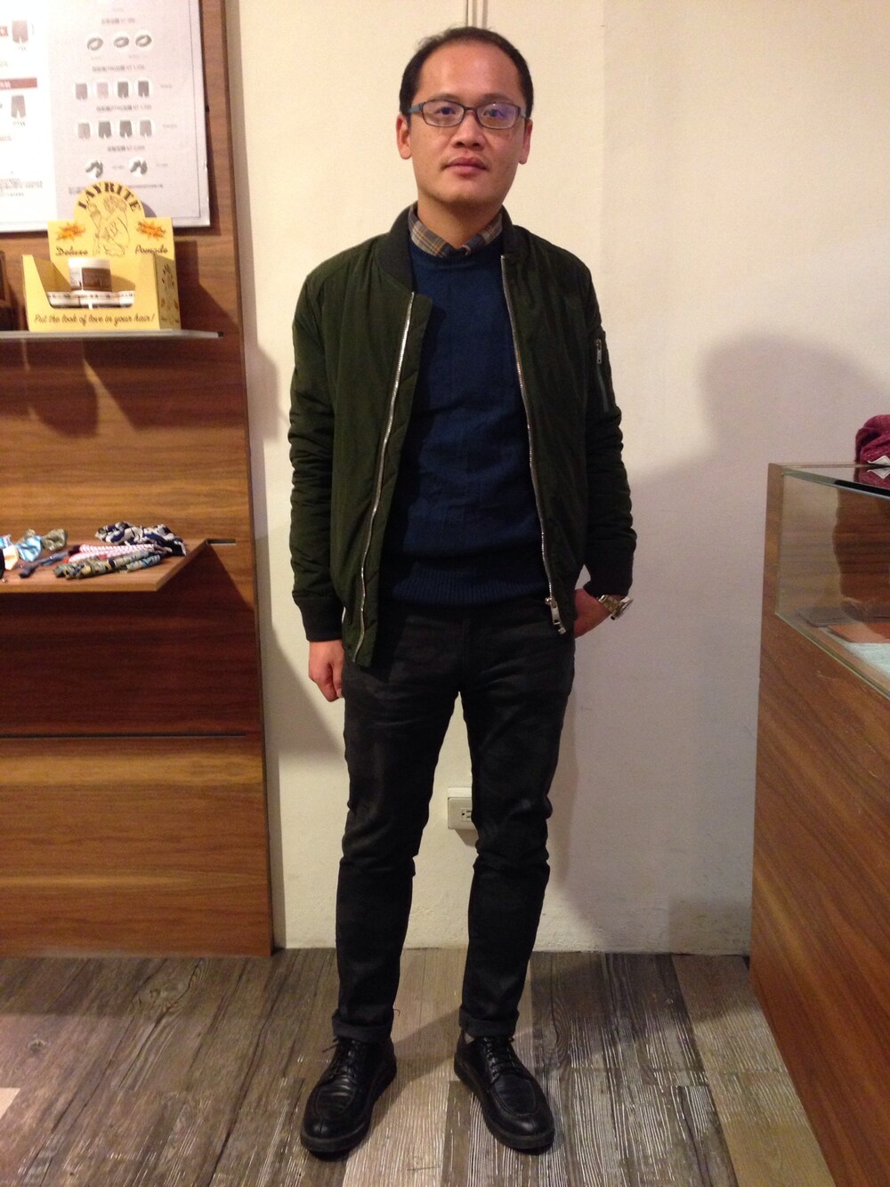 「hsinchu、green、MA-1、street、mix and match、black、blue、knit、Taiwan」｜「ZARAのアイテム（ミリタリージャケット、グリーン系）」を使った、吳俊修さん（メンズ・170cm）の冬コーディネートの1枚目の写真