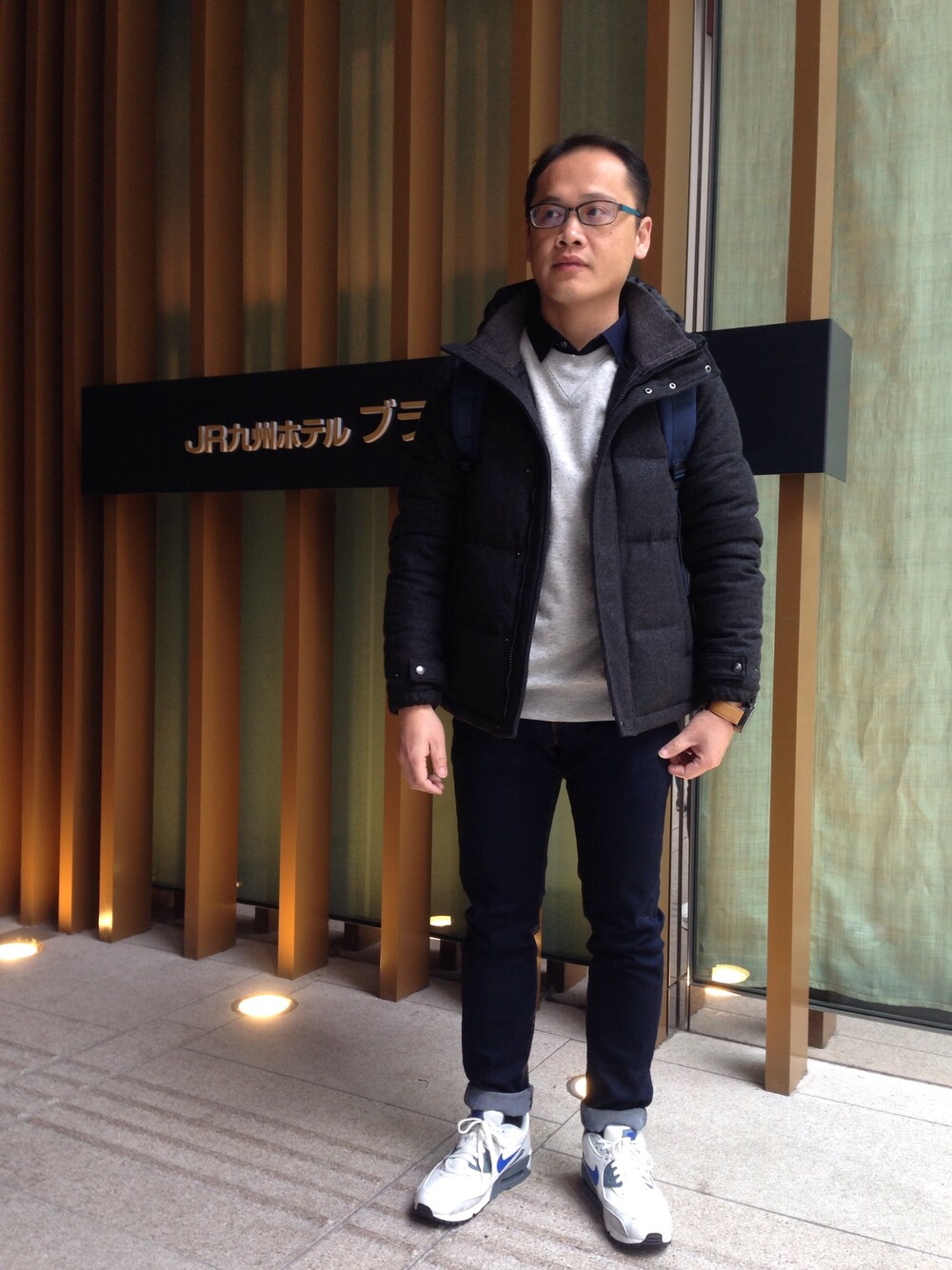 「新宿、AIR MAX、audience、H&M、Japan、mix and match、denim、blue、gray」｜「Audienceのアイテム（ダウンジャケット/コート、グレー系）」を使った、吳俊修さん（メンズ・170cm）の春コーディネートの1枚目の写真