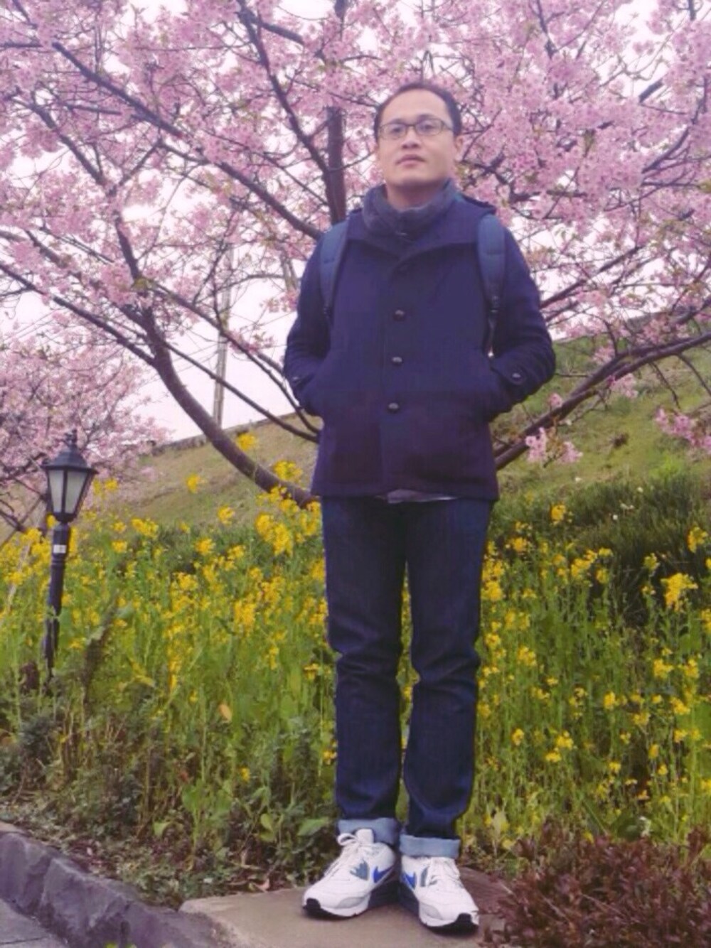 「Levi's、501、417 by EDIFICE、AIR MAX、Herschel、blue、denim、Japan、mix and match」｜「417 EDIFICEのアイテム（パーカー、ブルー系）」を使った、吳俊修さん（メンズ・170cm）の春コーディネートの1枚目の写真