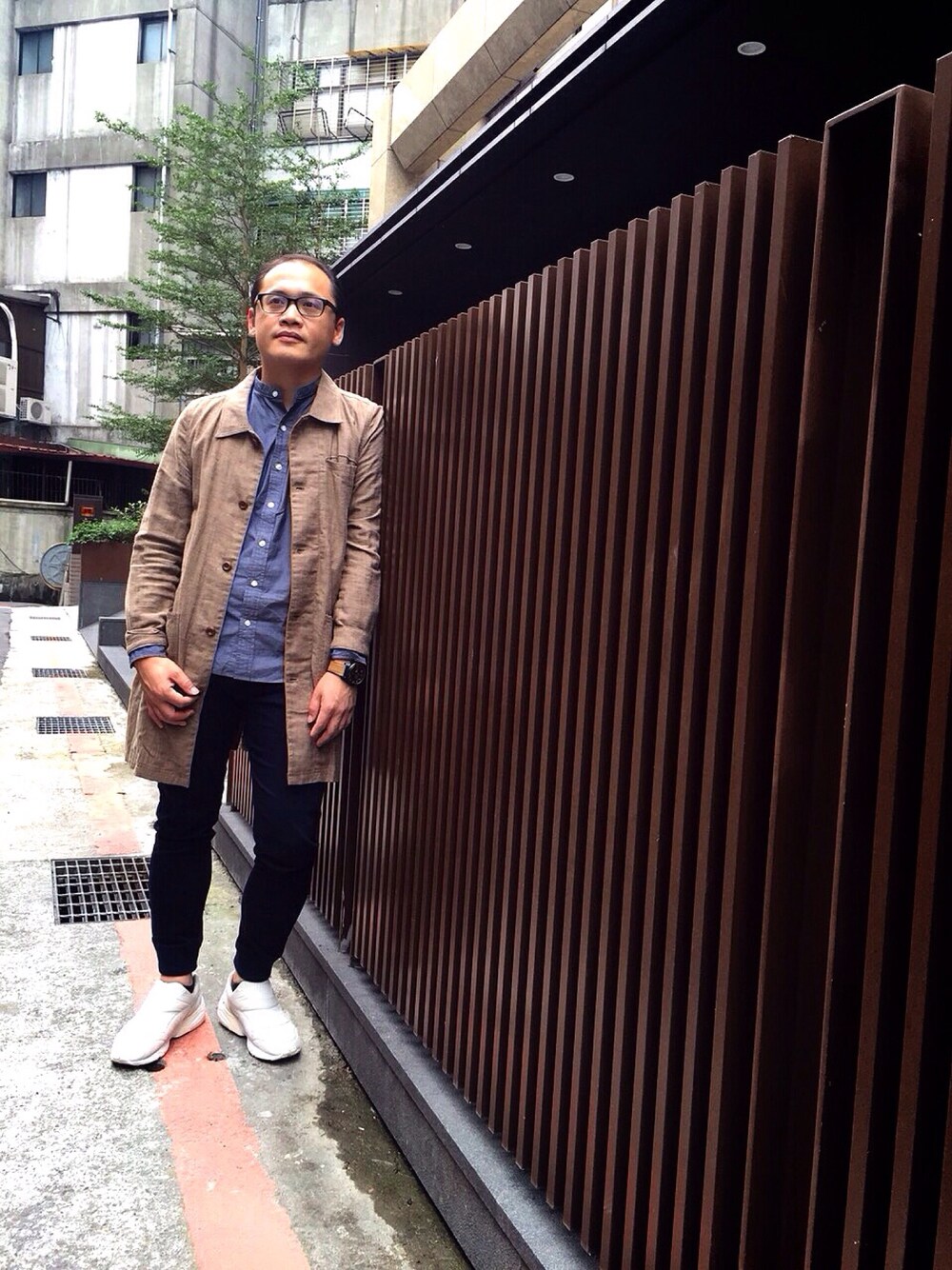 「Taiwan、TAIPEI、blue、BROWN、gray、white、jogger pants、shopcoat、秋のコーデ、STAMPD」｜「Revo.のアイテム（ステンカラーコート、ブラウン系）」を使った、吳俊修さん（メンズ・170cm）の秋コーディネートの1枚目の写真