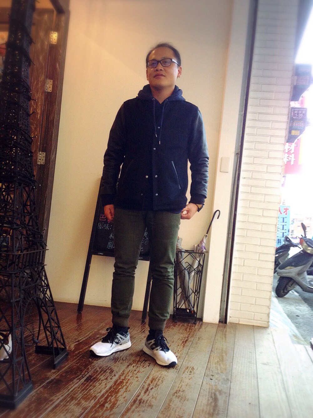 「Taiwan、冬、basketball jacket、jogger pants、UNIQLO、reebok、grn、blue、black、green」｜「UNIQLOのアイテム（パーカー、ブルー系）」を使った、吳俊修さん（メンズ・170cm）の冬コーディネートの1枚目の写真