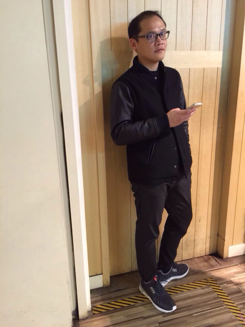 「Taiwan、TAIPEI、grn、ZARA、adidas、tubular、black、gray、baseball jacket、mix and match」｜「adidas Originalsのアイテム（スニーカー、グレー系）」を使った、吳俊修さん（メンズ・170cm）の冬コーディネートの1枚目の写真