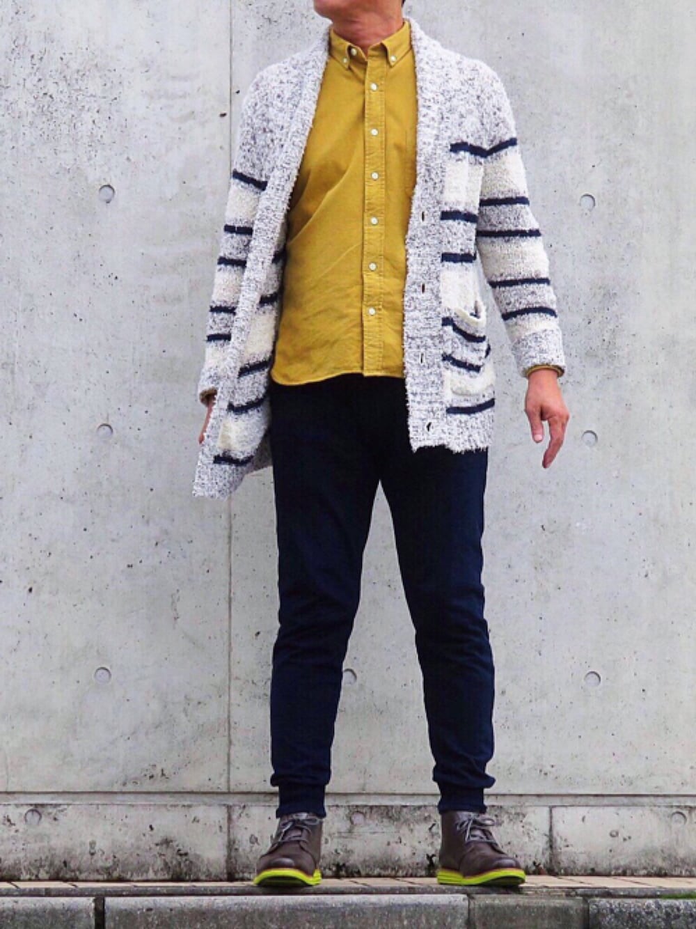 「秋のコーデ、シンプルコーデ、ジョガーパンツ、コールハーン、COLE HAAN(COLE HAAN)、チャッカブーツ、マスタード」｜「COLE HAANのCole Haan Original Grand Chukka C20319 (GRAND.OS)（シューズ、ブラウン系）」を使った、あんころもちさん（メンズ・173cm）の秋コーディネートの1枚目の写真