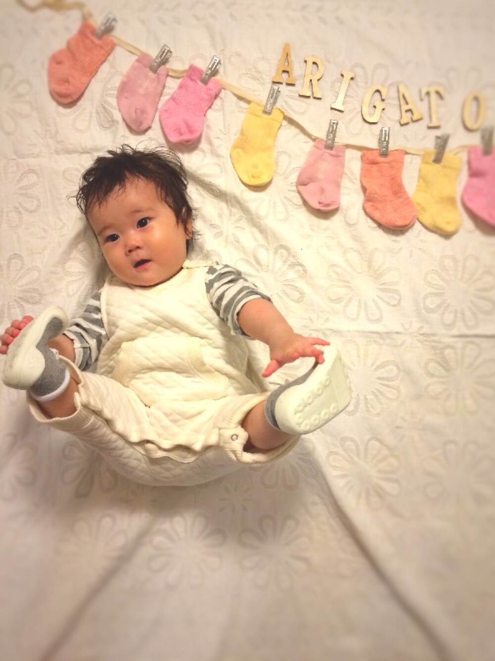 「オールインワン、ベビーコーデ、生後6ヶ月、ボーダー、ベビーフィート」｜「babyGAPのアイテム（サロペット/オーバーオール、ホワイト系）」を使った、nanachoさん（キッズ・60cm）の夏コーディネートの1枚目の写真