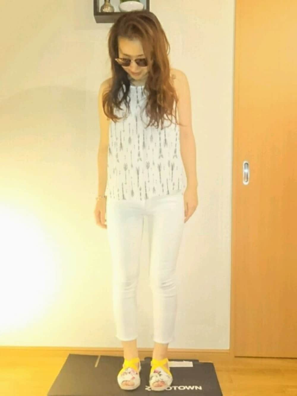 ホワイト系のタンクトップ、ホワイト系のその他パンツ、その他のサンダルを着用したレディースの夏コーディネートの1枚目の写真