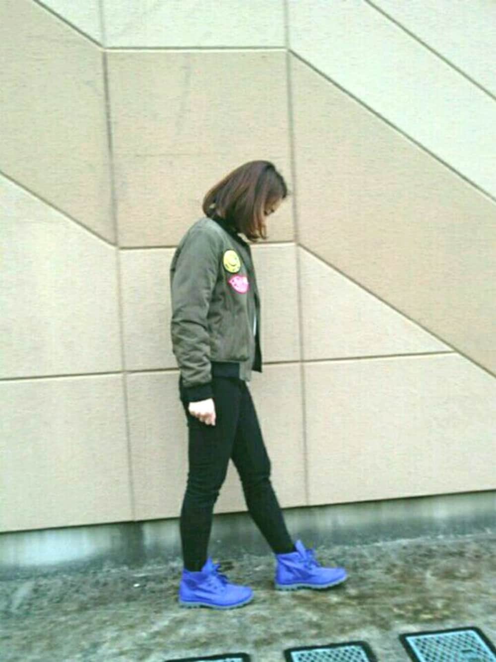 グリーン系のブルゾン、グレー系のTシャツ/カットソー、パープル系のレインシューズを着用したレディースの秋コーディネートの1枚目の写真