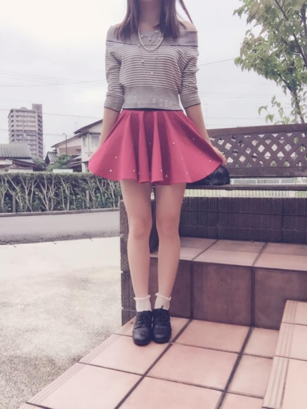 「フレアスカート、オフショル、ボーダー、パールネックレス」｜「dazzlinのボーダーオフショルニット（ニット/セーター、ブラック系）」を使った、yuki.mさん（レディース・165cm）の秋コーディネートの1枚目の写真