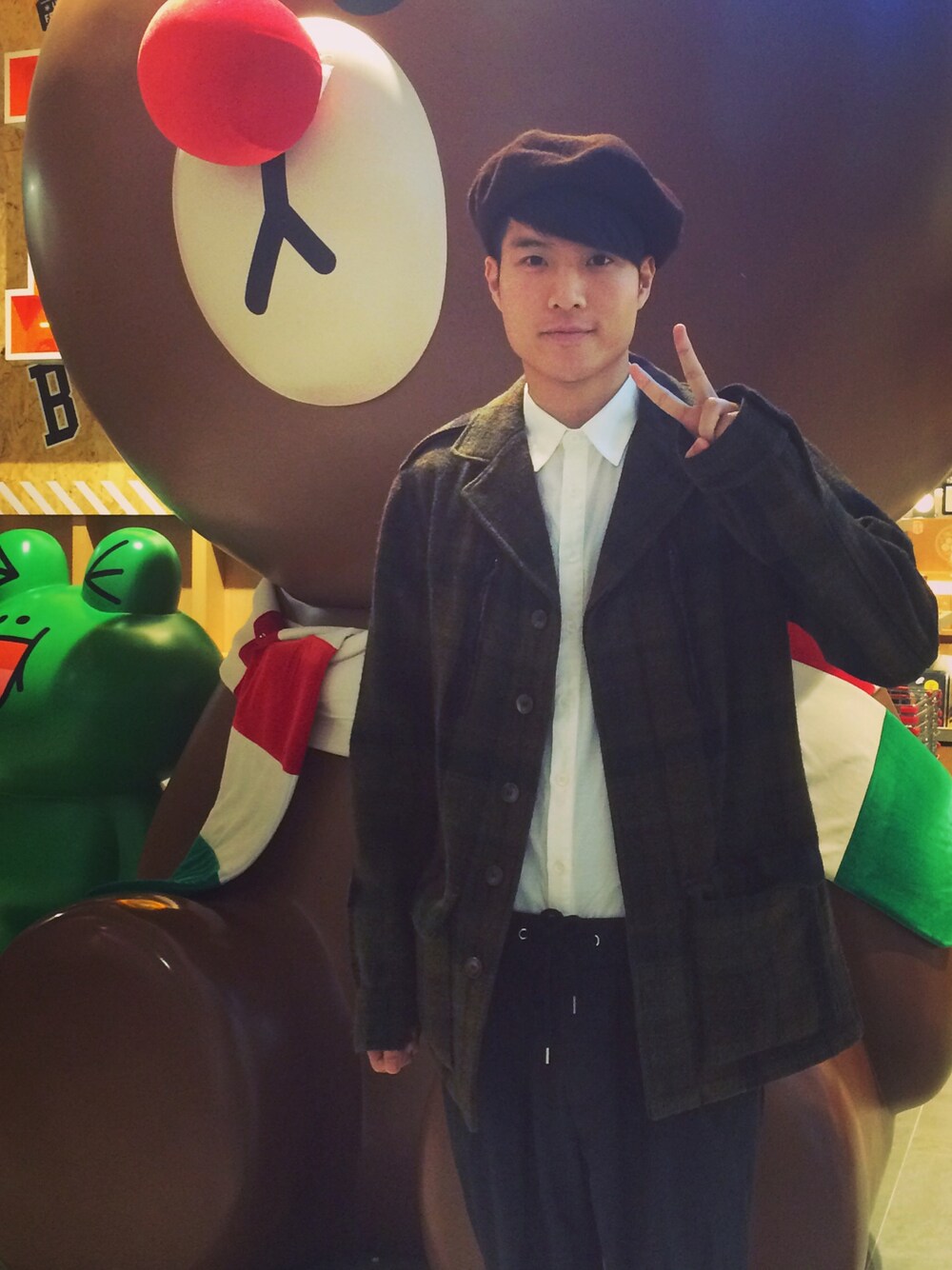 「LINE FRIENDS、APC、England」｜「APCのアイテム（スーツジャケット、ブラウン系）」を使った、Jeterpanさん（メンズ・170cm）の冬コーディネートの1枚目の写真