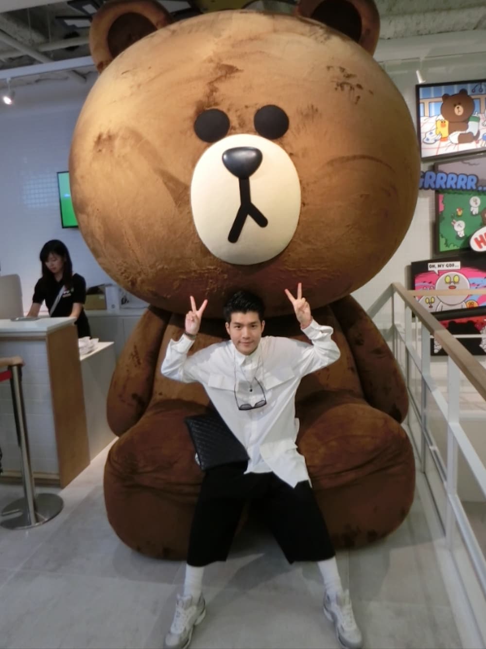 「シンプル、street、korea、春コーデ」｜「CHANELのアイテム（クラッチバッグ、ブルー系）」を使った、Jeterpanさん（メンズ・172cm）の春コーディネートの1枚目の写真