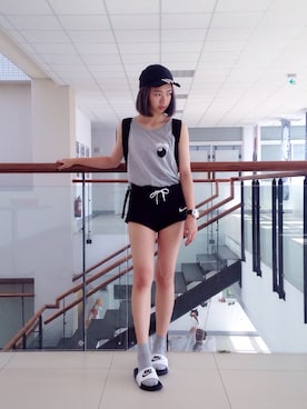 「NIKE（ナイキ）のアイテム（カーゴパンツ、ブラック系）」を使った、Claire🍟さん（レディース・162cm）の夏コーディネート