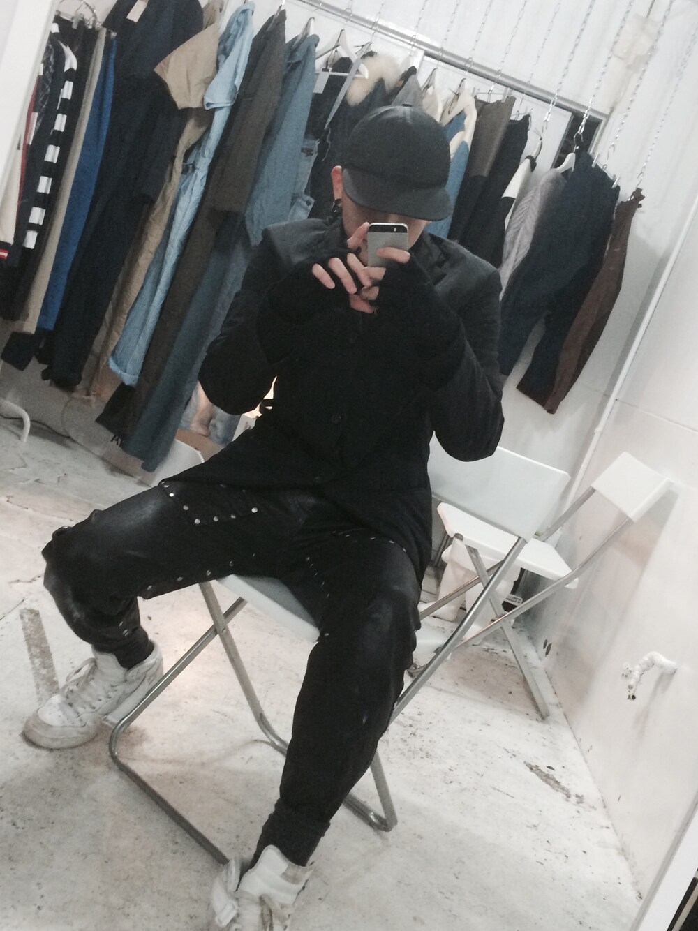 「ALL BLACK、PRADA、JILSANDER、COMME des GARCONS、Dries Van Noten、MARK BY MARK JACOBS、NIKE」｜「DRIES VAN NOTENのDRIES VAN NOTTEN 13A/W
（デニムパンツ、ブラック系）」を使った、MASCHINOさん（メンズ・180cm）の冬コーディネートの1枚目の写真