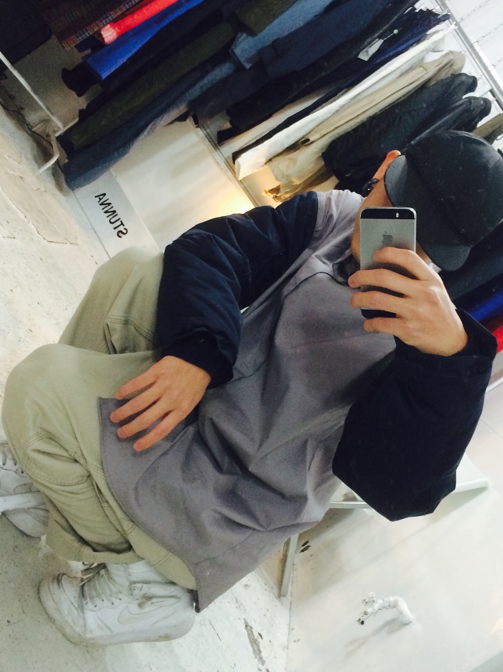 「PRADA、SHAUNSAMSON、NIKE」｜「SHAUN SAMSONのSHAUN SAMSON 12A/W
（シャツ/ブラウス、グレー系）」を使った、MASCHINOさん（メンズ・180cm）の冬コーディネートの1枚目の写真