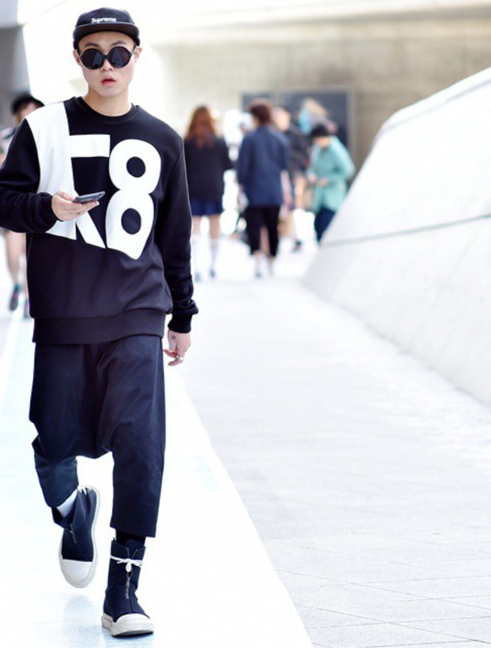 「follow、mensfashion、fashion、streetsnap、street、sfw、스트릿、서울패션위크、seoul fashion week、스냅」｜「Supreme のアイテム（キャップ、ブラック系）」を使った、김재욱さん（メンズ・168cm）の冬コーディネートの1枚目の写真