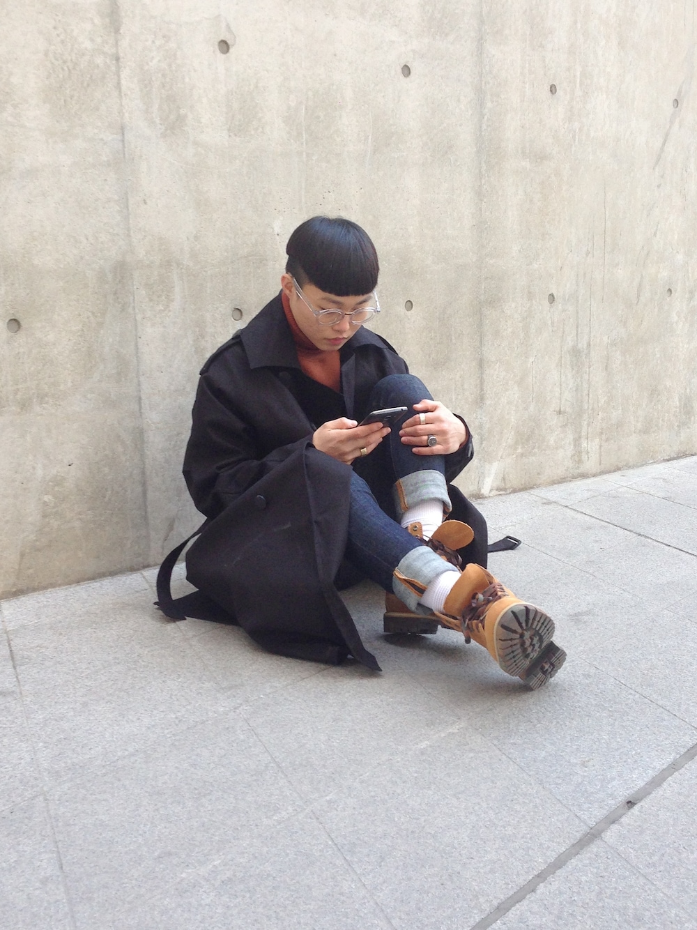 「다이르렌모드、맨프롬어스、누디진、팀버랜드、Timberland、timbs、봄코디、코트、coat、streetfashion」｜「다이르렌모드のアイテム（トレンチコート、ブラック系）」を使った、김재욱さん（メンズ・170cm）の春コーディネートの1枚目の写真