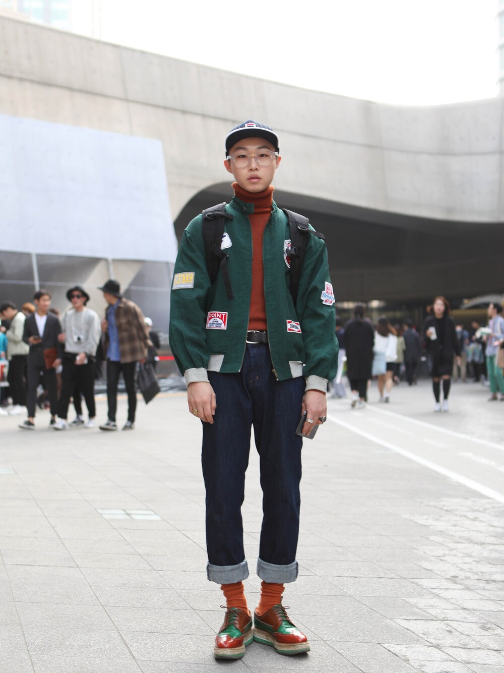 「FILA、PRADA、필라、프라다、sfw、seoul fashion week、streetsnap、street photo、daily look、데일리룩」｜「구제のアイテム（その他アウター、グリーン系）」を使った、김재욱さん（メンズ・170cm）の春コーディネートの1枚目の写真