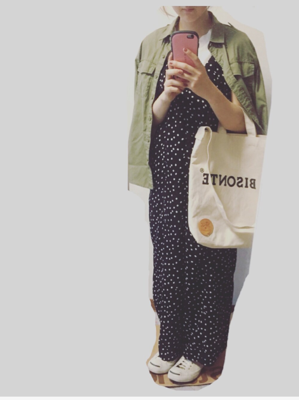 「ジャックパーセル、スニーカー、ドット」｜「flowerのアイテム（つなぎ/オールインワン、ブラック系）」を使った、mi.さん（レディース・154cm）の秋コーディネートの1枚目の写真