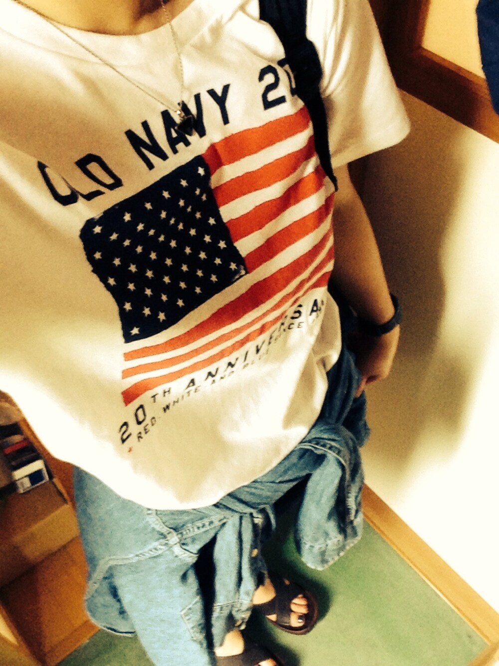 「ボーイッシュ、デニムシャツ、スポーティ、白Tシャツ、イラストT、黒スキニー」｜「OLD NAVYの白シャツ（Tシャツ/カットソー、ホワイト系）」を使った、March04さん（レディース・158cm）の夏コーディネートの1枚目の写真