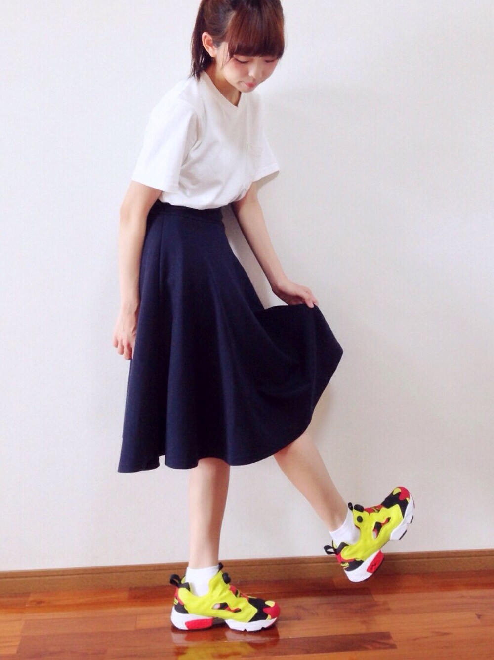 ホワイト系のTシャツ/カットソー、ブルー系のスカート、イエロー系のスニーカーを着用したレディースの夏コーディネートの1枚目の写真