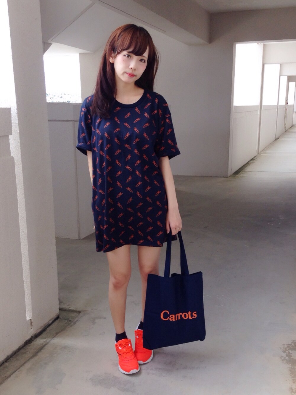 オレンジ系のスニーカー、ブルー系のTシャツ/カットソー、ブルー系のトートバッグを着用したレディースの夏コーディネートの1枚目の写真