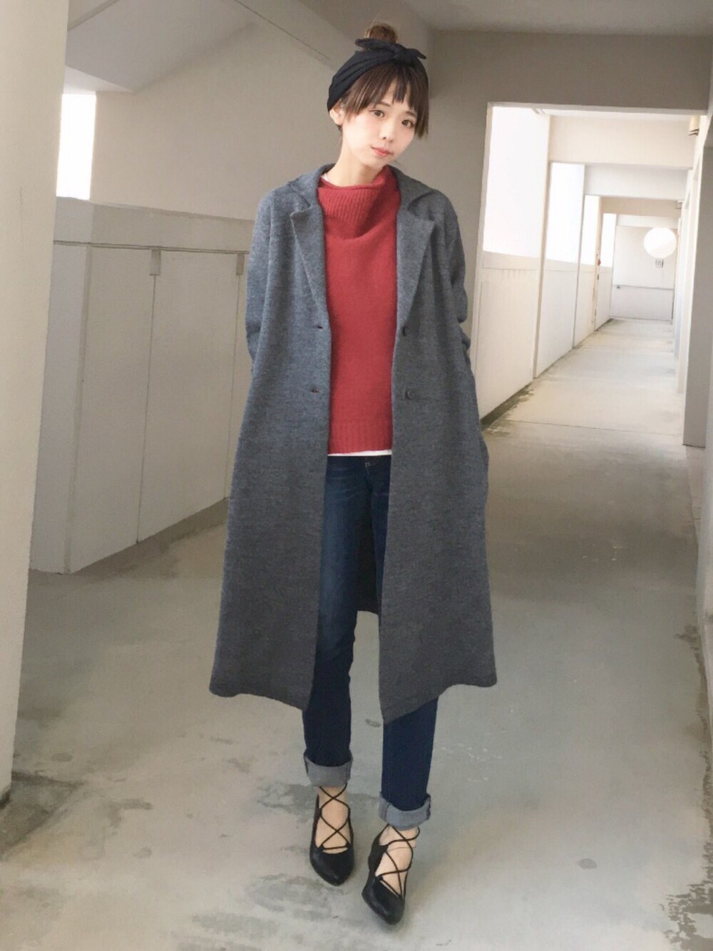 ブラック系のパンプス、レッド系のTシャツ/カットソー、グレー系のその他アウターを着用したレディースの冬コーディネートの1枚目の写真