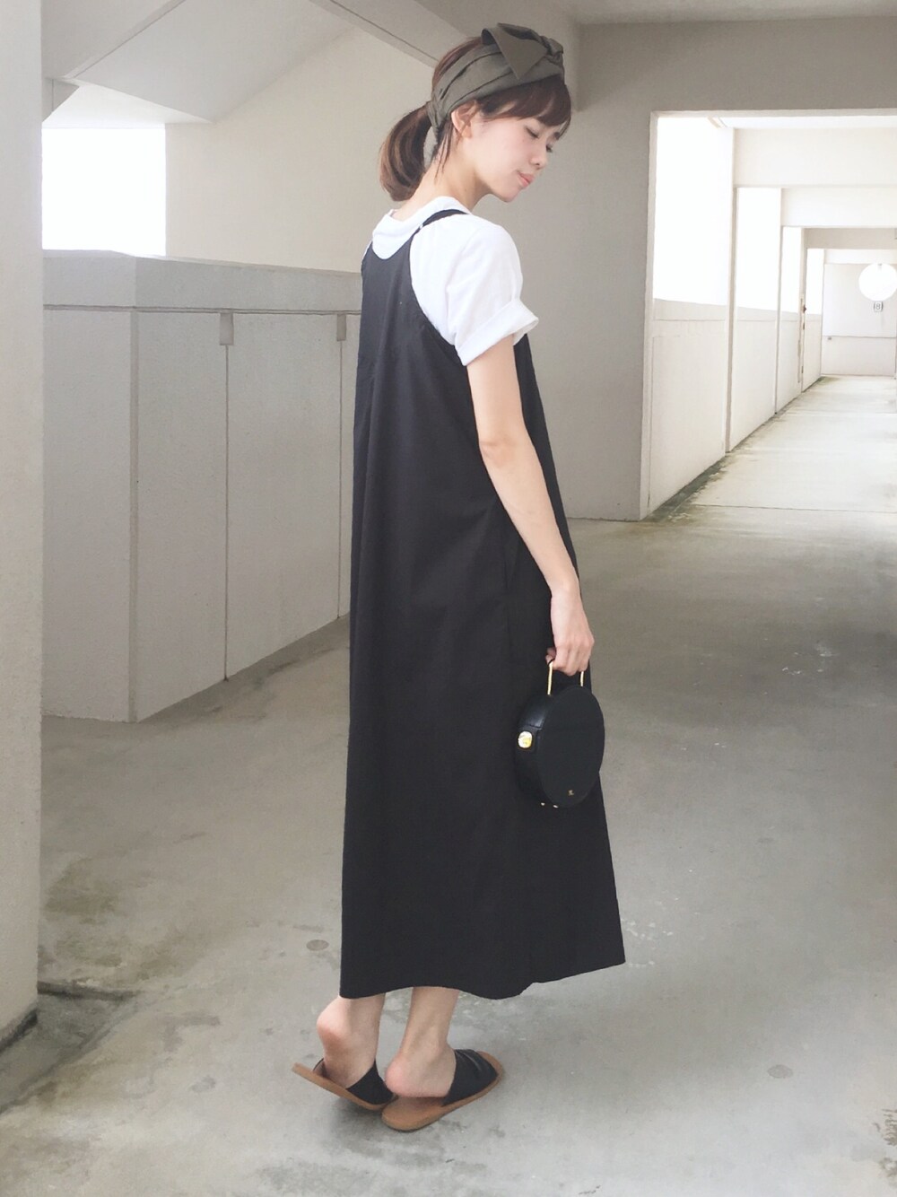 ホワイト系のTシャツ/カットソー、ブラック系のワンピース、ブラック系のサンダルを着用したレディースの夏コーディネートの1枚目の写真