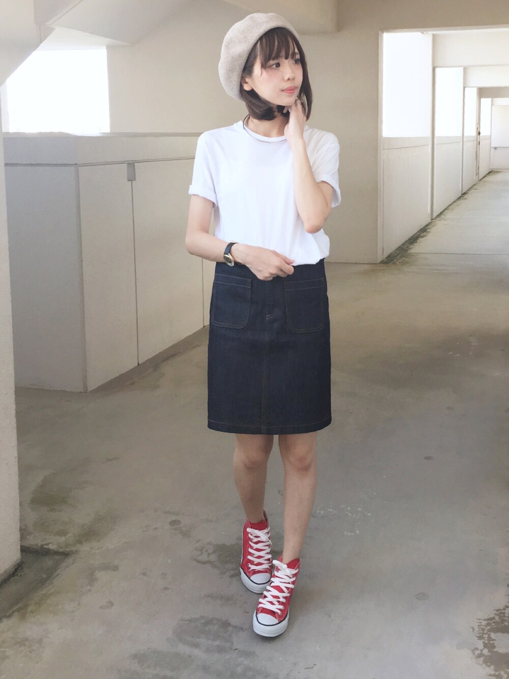 ホワイト系のTシャツ/カットソー、ブルー系のデニムスカート、レッド系のスニーカーを着用したレディースの夏コーディネートの1枚目の写真