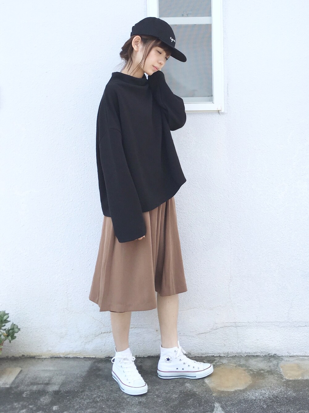 「休日スタイル、ラクチンコーデ、キャメル、キャップ、agnes b.、大人カジュアル、秋コーデ、カジュアルコーデ」｜「agnes b.のGL11 E CASQUETTE（キャップ、ブラック系）」を使った、浅倉 まいさん（レディース・158cm）の秋コーディネートの1枚目の写真