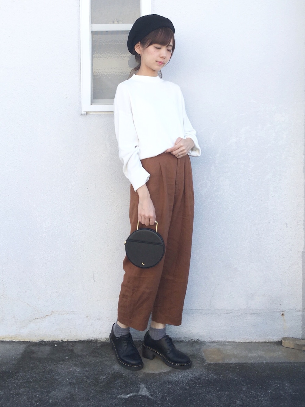 「秋冬、シンプルコーデ、オトナカジュアル、ハイネックニット、ハイネック、ゆるコーデ、ベレー帽」｜「URBAN RESEARCHのUR 総針プチハイネックニットプルオーバー（ニット/セーター、ホワイト系）」を使った、浅倉 まいさん（レディース・158cm）の秋コーディネートの1枚目の写真