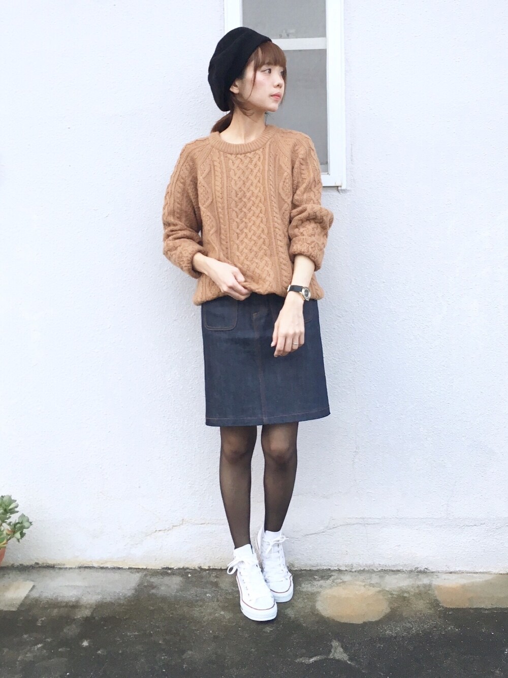 「カジュアルコーデ、オトナカジュアル、ニット、デニムスカート、ベレー帽、コンバース」｜「JOURNAL STANDARD relumeのLAMBS WOOL アラン編みクルーネックプルオーバー_#（ニット/セーター、イエロー系）」を使った、浅倉 まいさん（レディース・158cm）の秋コーディネートの1枚目の写真