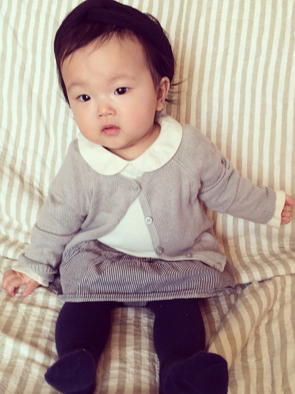 「ベビー、ベビーコーデ、赤ちゃん、赤ちゃんコーデ、baby、babygap、ストライプスカート」｜「babyGAPのアイテム（ニット/セーター、グレー系）」を使った、Rirakoさん（キッズ・70cm）の春コーディネートの1枚目の写真