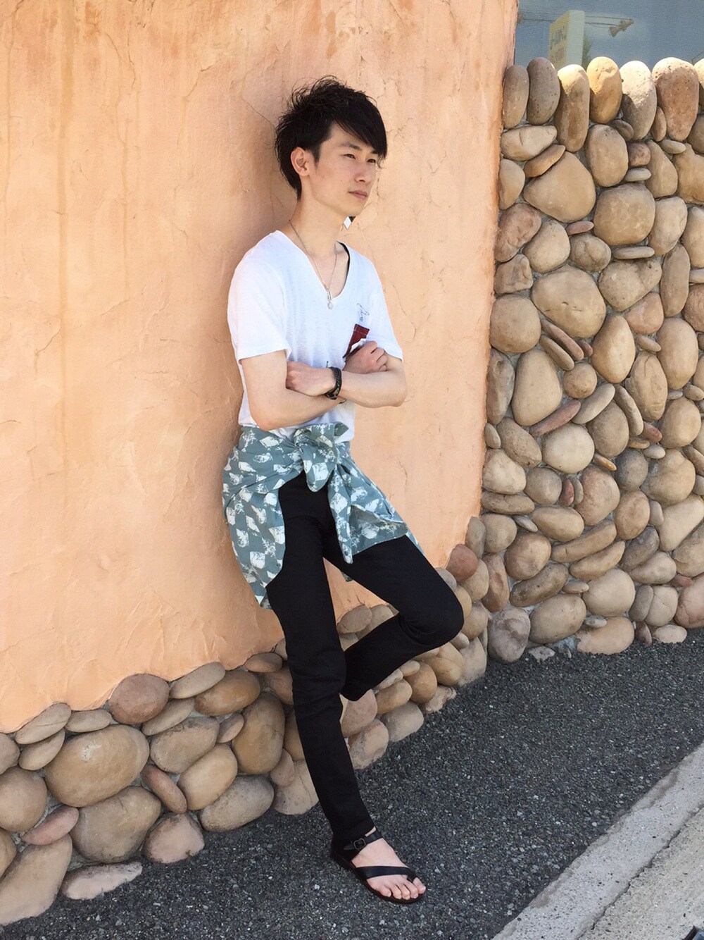 「iroquois、スキニーデニム、シンプル、総柄シャツ、腰巻きスタイル、ポケットＴシャツ、レザーサンダル」｜「Iroquoisの【STUDIOUS限定】 Iroquois8周年記念Tシャツ（トップス、ホワイト系）」を使った、doonさん（メンズ・180cm）の夏コーディネートの1枚目の写真