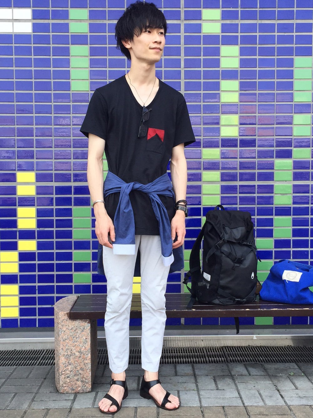 「海遊館、LAD MUSICIAN、ETHOSENS、ポケットＴシャツ、[Alexandros]、白パンツ、腰巻きスタイル、シンプル、iroquois」｜「LAD MUSICIANのアイテム（Tシャツ/カットソー、ブラック系）」を使った、doonさん（メンズ・180cm）の夏コーディネートの1枚目の写真