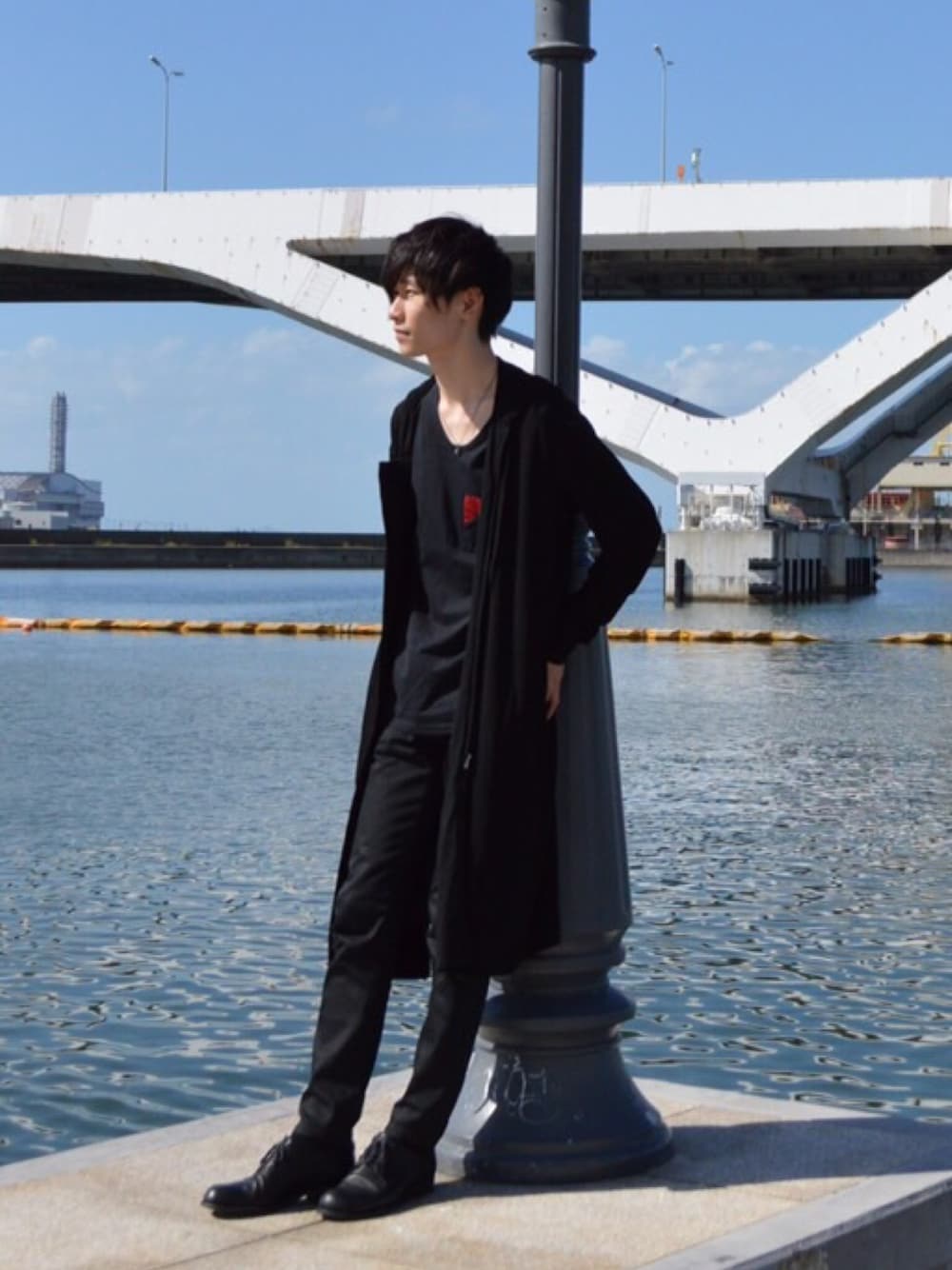 「ブラックコーデ、オールブラック、ロング丈、レイヤードスタイル、スキニーデニム、ポケットＴシャツ、パーカー、革靴、海、LAD MUSICIAN」｜「LAD MUSICIANのアイテム（パーカー、ブラック系）」を使った、doonさん（メンズ・180cm）の秋コーディネートの1枚目の写真