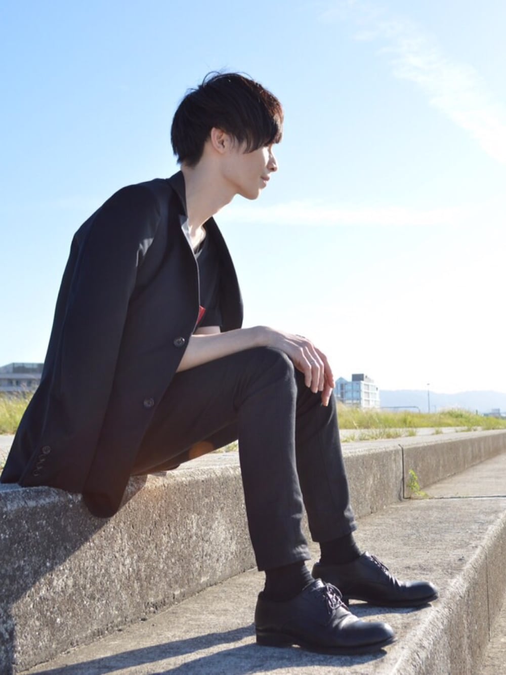 「テーラードジャケット、ポケットＴシャツ、スキニーデニム、革靴、ブラック、オールブラック、海、秋コーデ」｜「soeのアイテム（テーラードジャケット、ブラック系）」を使った、doonさん（メンズ・180cm）の秋コーディネートの1枚目の写真