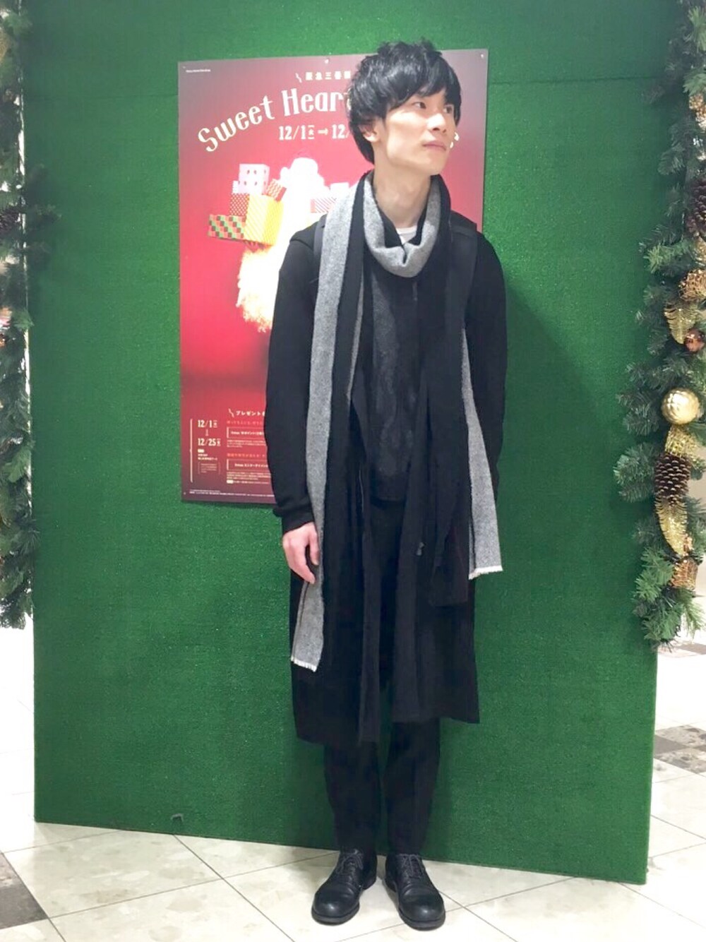 「パーカー、マフラー、ストール、レイヤードスタイル、オールブラック、LAD MUSICIAN、黒ニット、クリスマス」｜「LAD MUSICIANのアイテム（パーカー、ブラック系）」を使った、doonさん（メンズ・180cm）の冬コーディネートの1枚目の写真