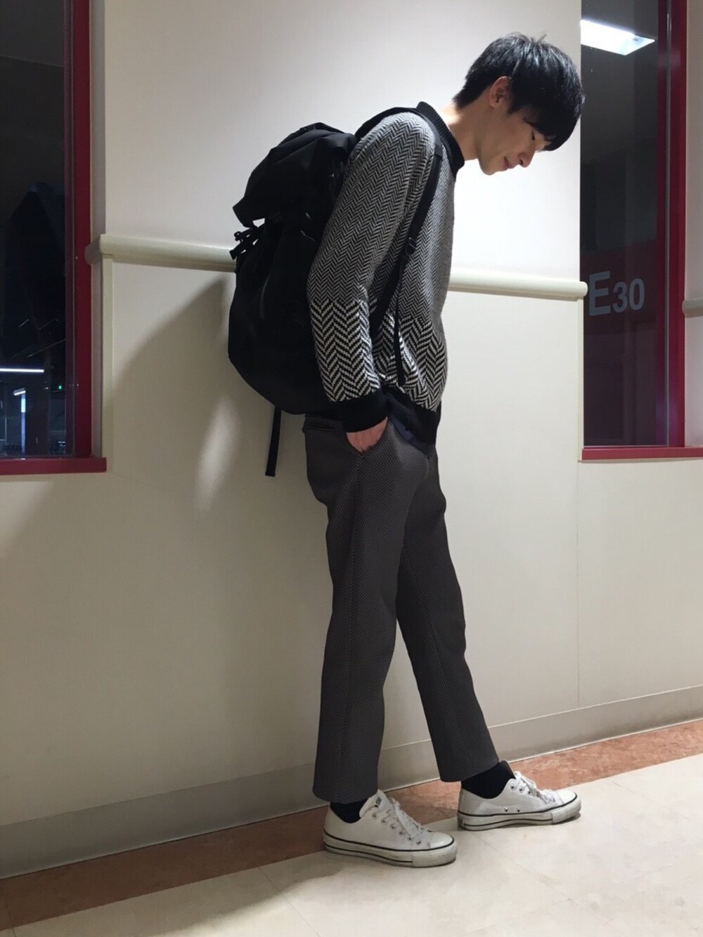 「モックネック、ニット、シャツ、スラックス、スニーカー、バックパック、ETHOSENS、White Mountaineering、あけましておめでとうございます！、レイヤードスタイル」｜「WHITE MOUNTAINEERINGのアイテム（ニット/セーター、ブラック系）」を使った、doonさん（メンズ・180cm）の冬コーディネートの1枚目の写真