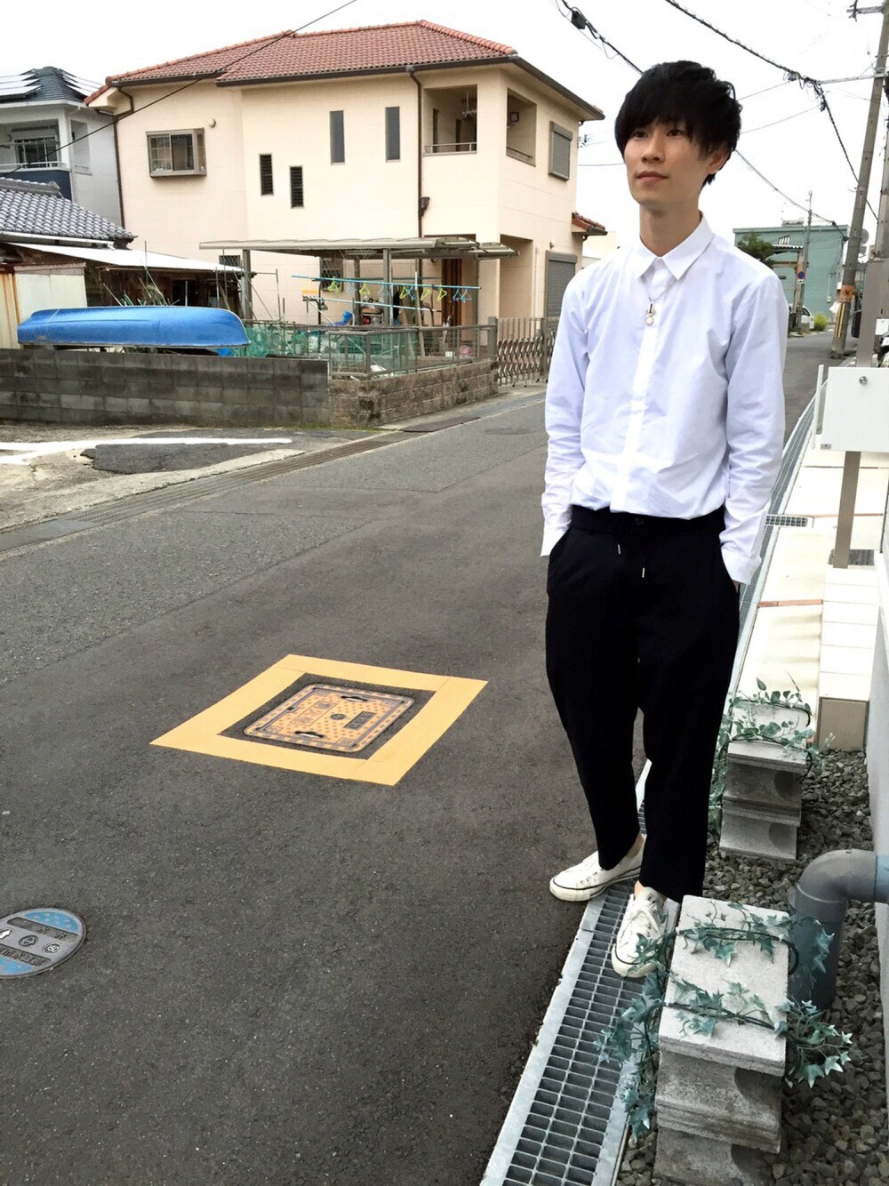 「タックイン、シンプル、ドレスシャツ、ワイドパンツ、スニーカー、春コーデ、大人カジュアル、converse」｜「JOHN LAWRENCE SULLIVANのアイテム（シャツ/ブラウス、ホワイト系）」を使った、doonさん（メンズ・180cm）の春コーディネートの1枚目の写真